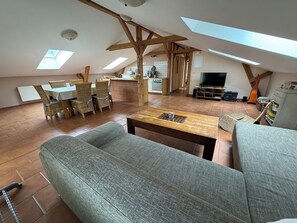 Smart-TV, DVD-Player, Tischtennisplatte, Bücher