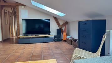 Een smart-tv, een dvd-speler, een tafeltennistafel en boeken