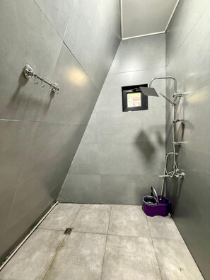 Shower, jetted bath, bidet, towels