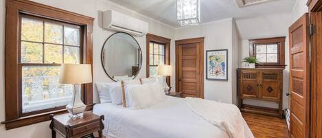 1 bedroom, desk, WiFi, bed sheets