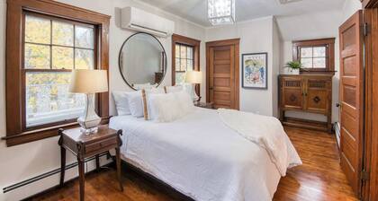 Charming Cleveland Heights Carriage House Getaway