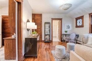 TV - Cleveland Heights Carriage House: Cozy & Convenient (Cleveland Heights)