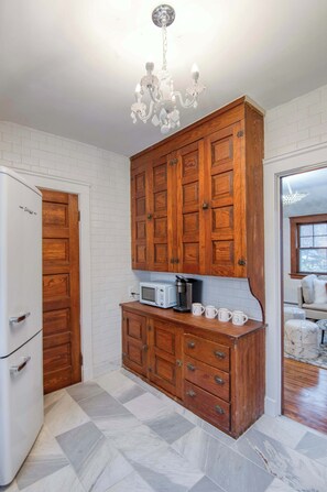 Interior - Cleveland Heights Carriage House: Cozy & Convenient (Cleveland Heights)