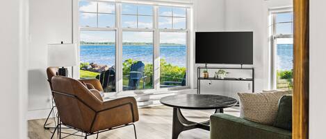 Een smart-tv, boeken en een stereo