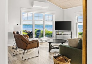 TV connectée, livres, chaîne hi-fi