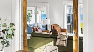 Smart TV, books, stereo