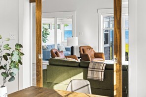 Smart-TV, Bücher, Stereoanlage