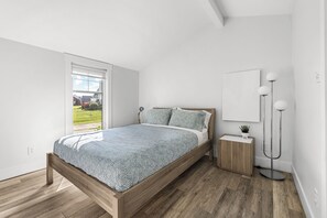 2 bedrooms, desk, iron/ironing board, travel cot - Modern Oceanfront Cottage near Shediac – Fully Equipped & Family Perfect (Grande-Digue)