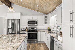 Jääkaappi, mikroaaltouuni, uuni, liesi