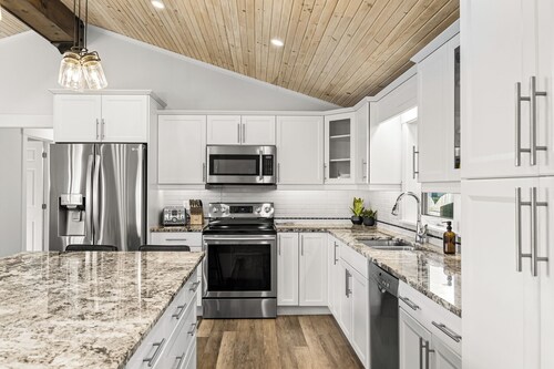 Modern Oceanfront Cottage near Shediac – Fully Equipped & Family Perfect