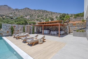Outdoor dining - Sun Soaked Hillside Retreat (Elounda)