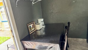 Queen Room With 2 Queen Beds, Non Smoking | Desk, iron/ironing board (on request), WiFi (free), bed sheets - Glades Motel (Naples)