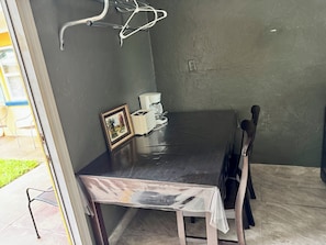 Habitació | Escriptori, planxa i posts de planxar, wifi gratuïta i roba de llit