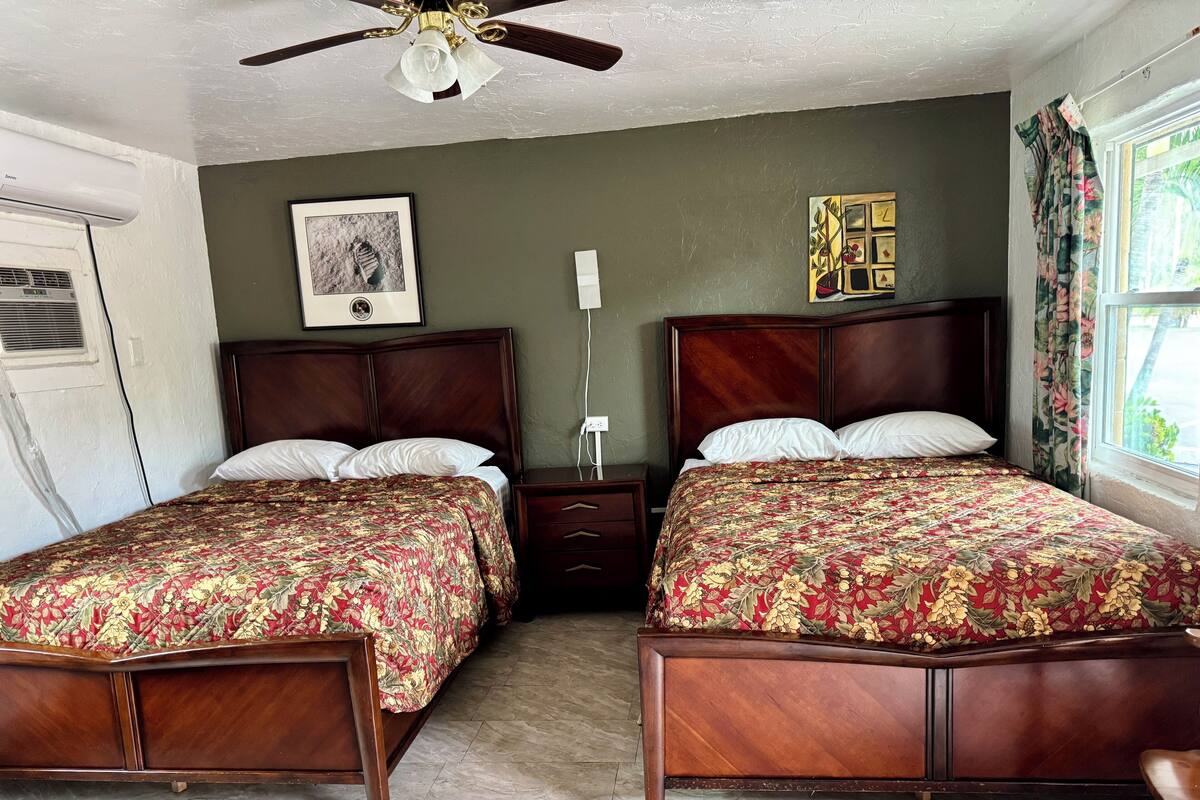 Queen Room With 2 Queen Beds | 책상, 다리미/다리미판, 무료 WiFi, 침대 시트