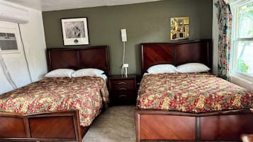 Queen Room With 2 Queen Beds | Γραφείο, σίδερο/σιδερώστρα, δωρεάν Wi-Fi, κλινοσκεπάσματα