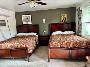 Queen Room With 2 Queen Beds | Meja kerja, setrika/meja setrika, Wi-Fi gratis, dan seprai linen