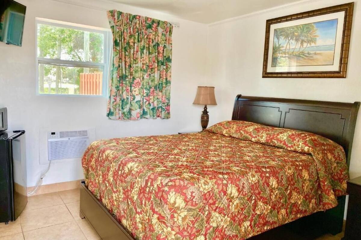 Room, City View | Desk, iron/ironing board, free WiFi