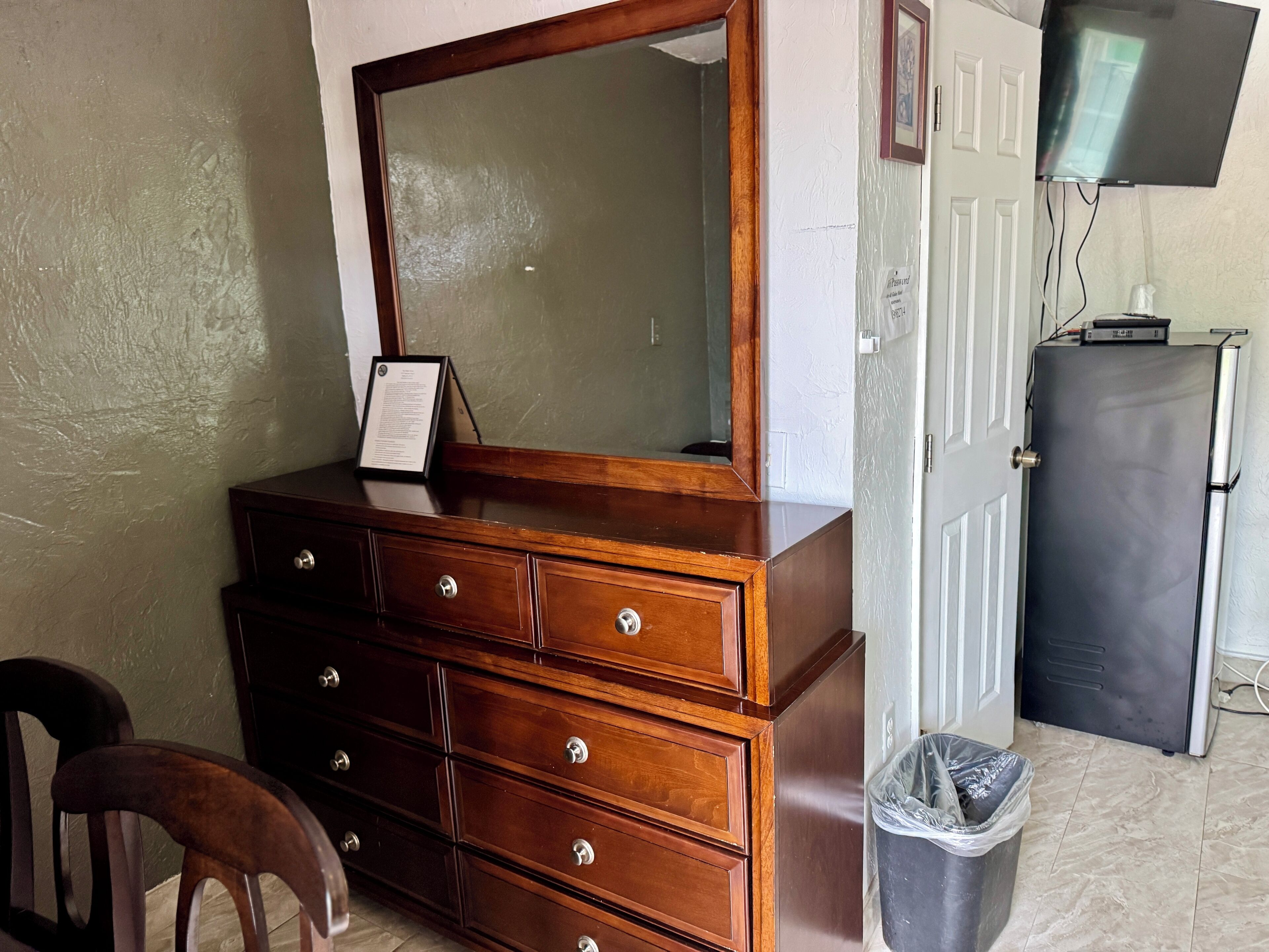 Queen Room With 2 Queen Beds | 거실 공간 | TV