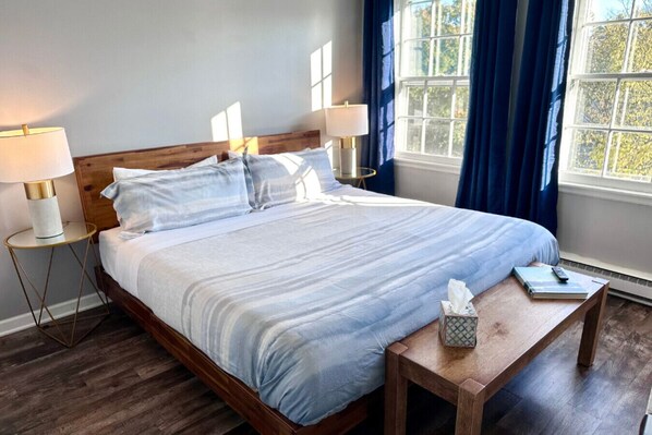 2 Schlafzimmer, Schreibtisch, Bügeleisen/Bügelbrett, Reisekinderbett