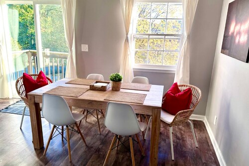 2BR Downtown Yorkville Apt by Fox River