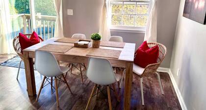 2BR Downtown Yorkville Apt by Fox River