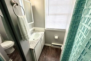 Haartrockner, Handtücher, Seife, Toilettenpapier