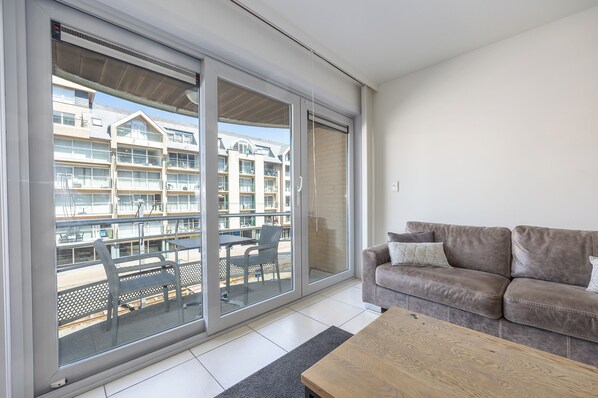 TV - Renovated 2 bedroom apartment with 2 terraces, 300m from the beach! (Middelkerke)