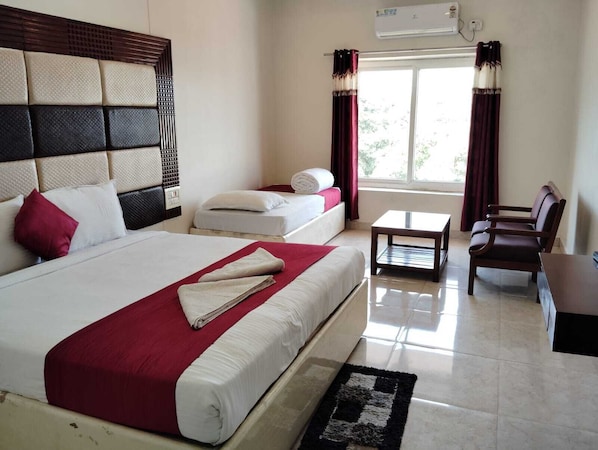 Deluxe Triple Room, Valley View | Soundproofing, iron/ironing board