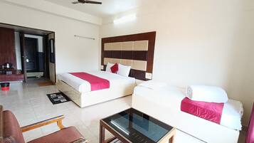 Quarto triplo luxo, vista para o vale | Quartos à prova de som, ferros/tábuas de passar roupa