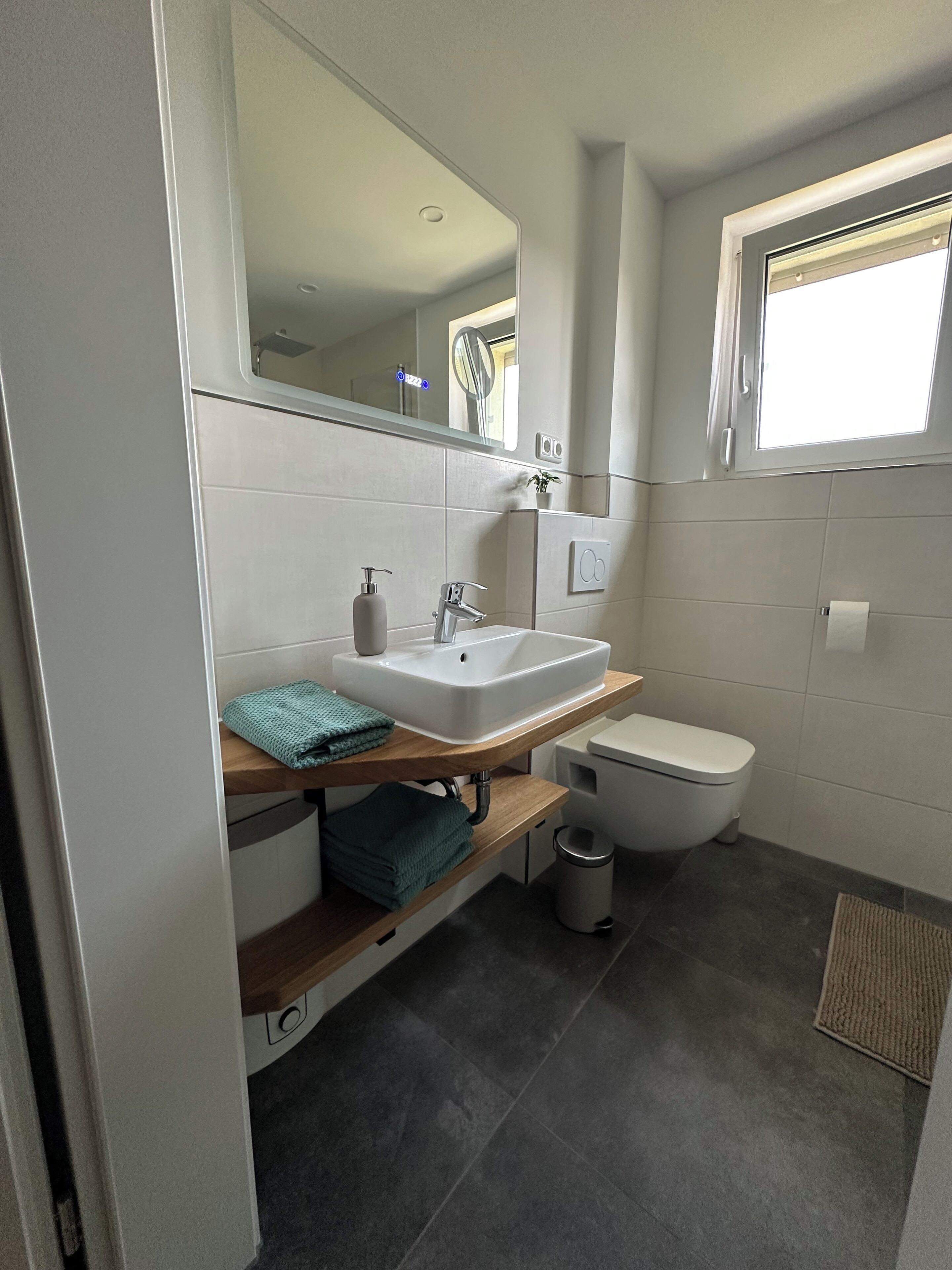 Douche, serviettes fournies, papier toilette