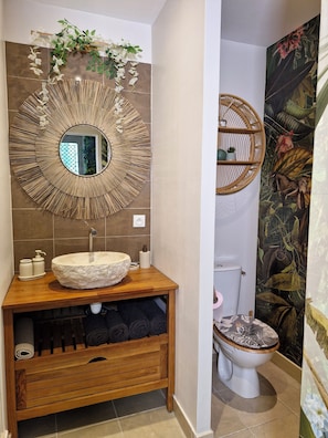 Jetted tub, hair dryer, towels, soap