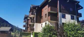 Charming mountain apartment with balcony.