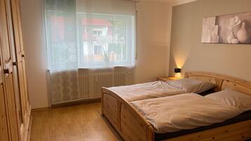 2 Schlafzimmer, Reisekinderbett, kostenloses WLAN, Bettwäsche