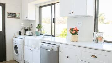 Microondas, horno, placa de cocina y lavavajillas