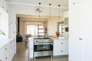 Micro-ondas, fogão, cooktop, lava-louças