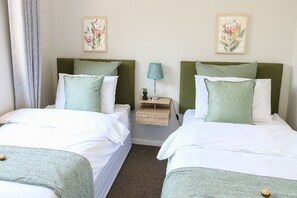 3 bedrooms, iron/ironing board, internet, bed sheets