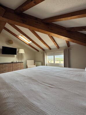 2 bedrooms, iron/ironing board, Internet, bed sheets