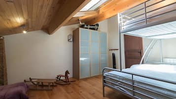 5 bedrooms, iron/ironing board, WiFi, wheelchair access