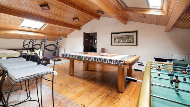 Une pièce équipée d’un baby-foot, d’une table de billard et d’une table de snooker.