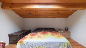 5 bedrooms, iron/ironing board, WiFi