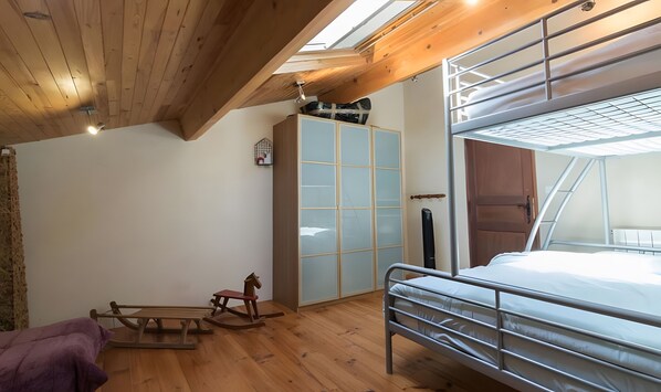 5 habitaciones, tabla de planchar con plancha y wifi 