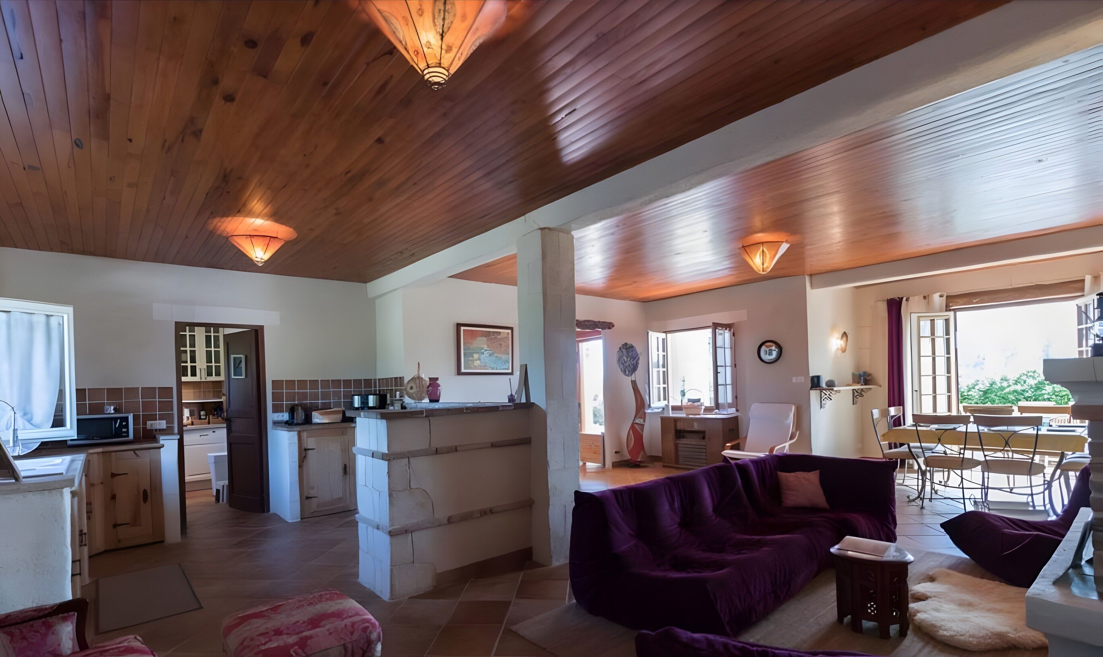 Télévision, cheminée, lecteur de DVD, table de tennis de table