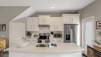 House, Multiple Beds (Sunny Daze) | Private kitchen