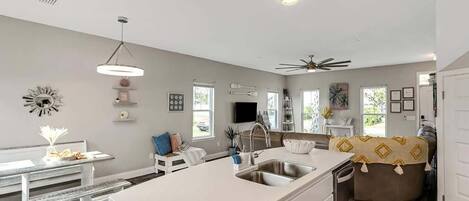 House, Multiple Beds (Sunny Daze) | Interior