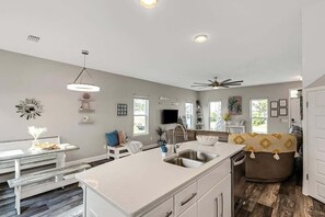 House, Multiple Beds (Sunny Daze) | Interior