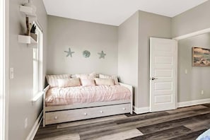House, Multiple Beds (Sunny Daze)