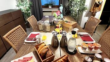 Shared Dormitory, 1 Bedroom, Accessible, Smoking | Dining
