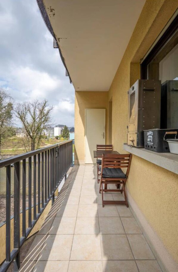 Dormitorio compartido, 1 habitación, con acceso para personas discapacitadas, para fumadores | Área de sala de estar | Libros 