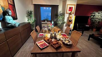 Shared Dormitory, 1 Bedroom, Accessible, Smoking | Tempat makan