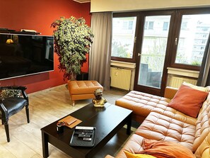 Shared Dormitory, 1 Bedroom, Accessible, Smoking | Living room | Books